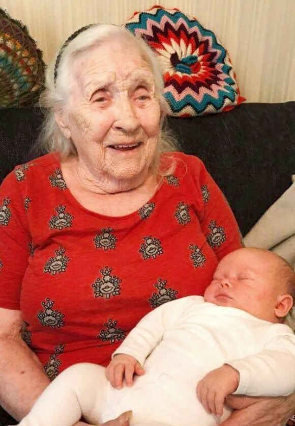 TIPPOLDEMOR: Nesten 100 år skiller i alder mellom Lillian Theodorsen (100) fra Olderdalen i Kåfjord, og Theo. Hun synes det er stas å få besøk av tippoldebarnet. Foto: Privat TIPPOLDEMOR: Nesten 100 år skiller i alder mellom Lillian Theodorsen (100) fra Olderdalen i Kåfjord, og Theo. Hun synes det er stas å få besøk av tippoldebarnet. Foto: Privat